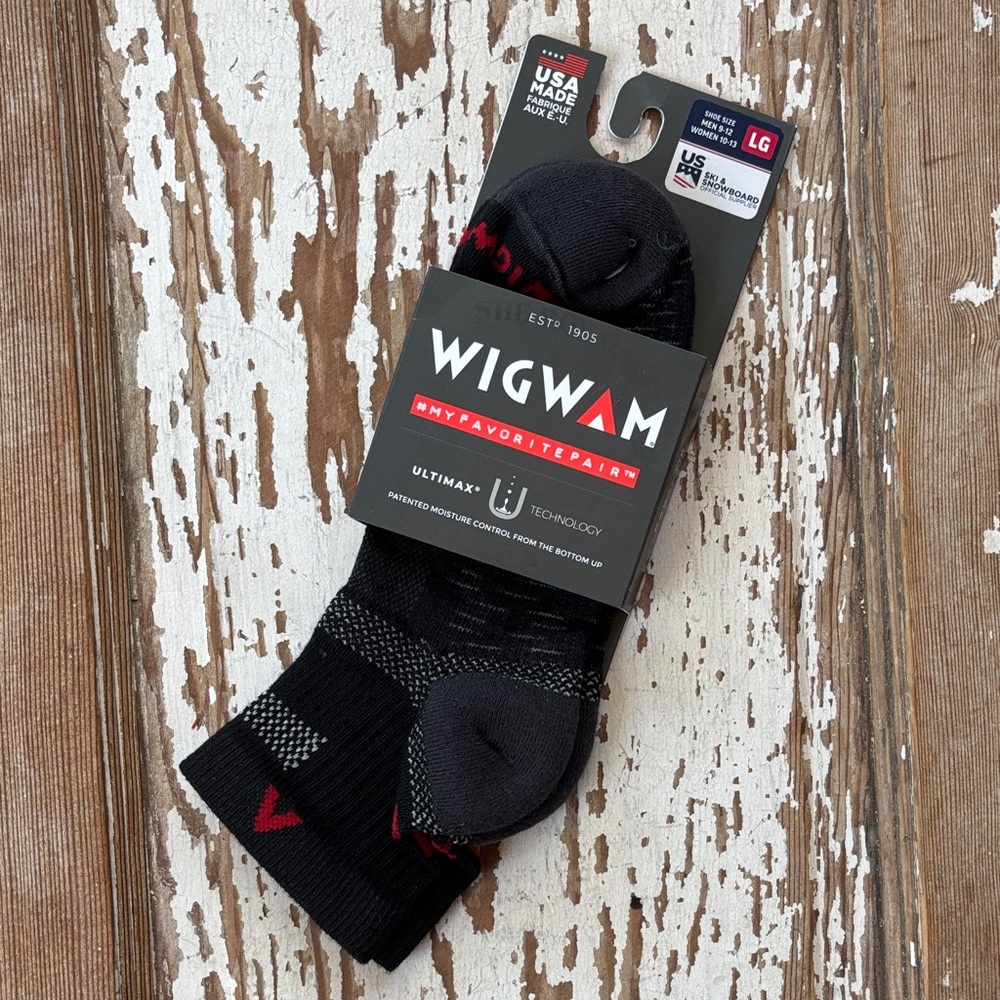 WIGWAM Ultra Cl-Lt Qtr Black and Red  Socks - Large